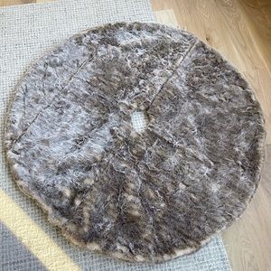 Faux fur Christmas’s tree skirt